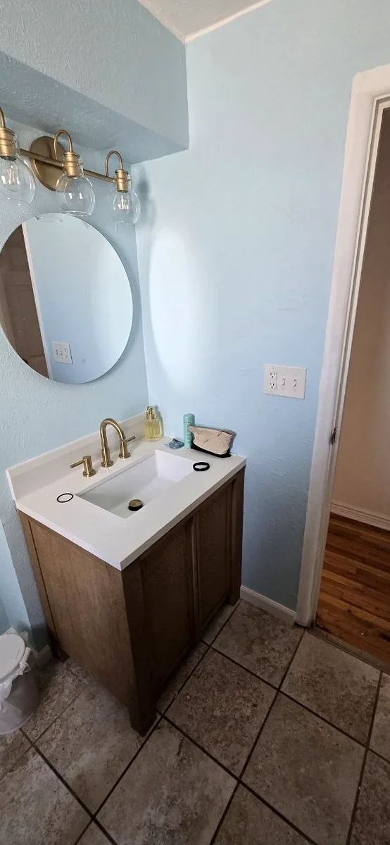Vanity, mirror & light fixtures